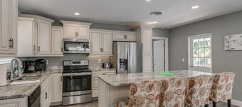 HUGE POOL 5 Bedrooms/3 Bath Updated Home Sleeps 15