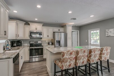 HUGE POOL 5 Bedrooms/3 Bath Updated Home Sleeps 15