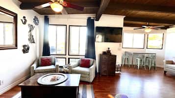 Una Smart TV, juguetes, libros