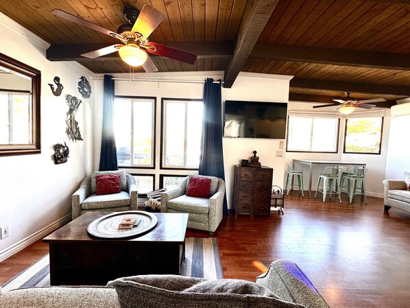 Smart-tv, leksaker och böcker