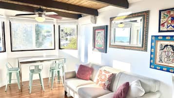 Una Smart TV, juguetes, libros