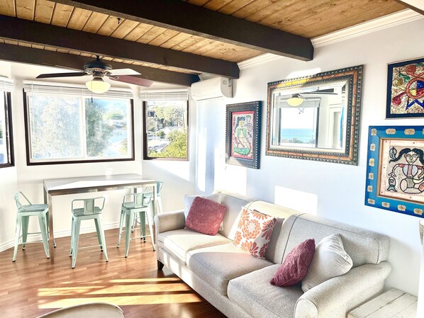 Een smart-tv, speelgoed en boeken