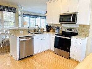 Køleskab, mikrobølgeovn, ovn, kogeplade