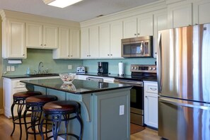 Een koelkast, een magnetron, een oven, een kookplaat