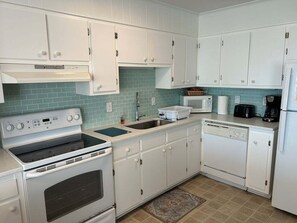 Køleskab, mikrobølgeovn, ovn, kogeplade