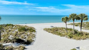 Sulla spiaggia, lettini da mare, teli da spiaggia
