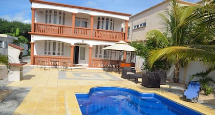 Hermosa y espaciosa villa con piscina privada.