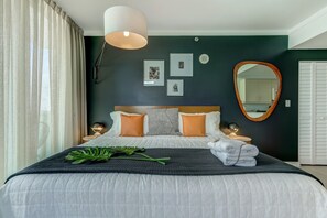 1 habitación, caja de seguridad en la habitación y escritorio 