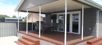 Stormbird Retreat -Walking distance to beach, Shops & Pub - Off Peak Special!