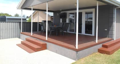 Stormbird Retreat -Walking distance to beach, Shops & Pub - Off Peak Special!