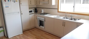 Stormbird Retreat -Walking distance to beach, Shops & Pub - Off Peak Special!