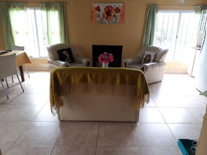 Cabana tradicional, vistes a la muntanya | Sala d'estar | Llar de foc 