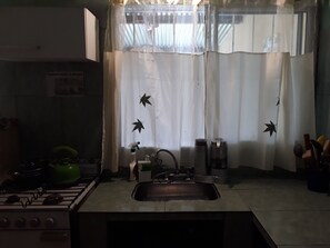 Cabana tradicional, vistes a la muntanya | Cuina compartida | Frigorífic, microones, forn i placa de cuina 