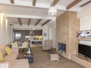 Smart TV, fireplace