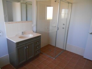 Bathtub, towels - Cluff Vew  -   Sea views!... Off Peak Special! (James Well)