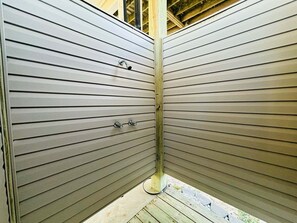 Property grounds - Experience beachfront bliss at Sea It All in Holden Beach, NC, perfect for 6 guests. (Holden Beach)