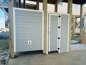 Exterior detail - Experience beachfront bliss at Sea It All in Holden Beach, NC, perfect for 6 guests. (Holden Beach)