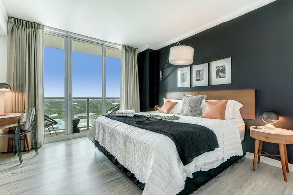 1 غرفة نوم وخزنة داخل الغرفة ومكتب ومكواة/لوح كي