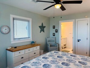 4 bedrooms, free WiFi, bed sheets - Enjoy oceanfront bliss at When Pigs Fly, a spacious 4BR gem in Holden Beach, NC. (Holden Beach)