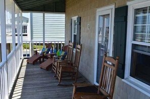 Terrace/patio - Experience bliss at Coast 'N Along, a spacious 3-bedroom retreat in Holden Beach. (Holden Beach)