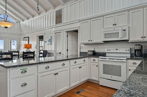 Kylskåp, mikrovågsugn, ugn och spishäll