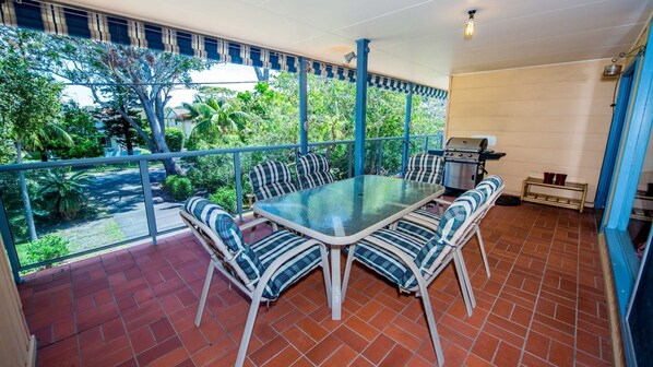 Outdoor dining - Beach break garden units! (Shoal Bay)