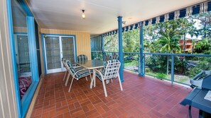 Outdoor dining - Beach break garden units! (Shoal Bay)