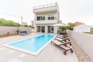 Piscine extérieure, chaises longues