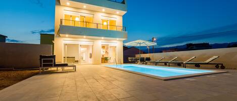 Outdoor pool, sun loungers