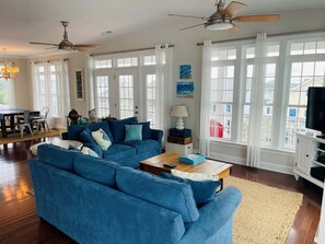 Una televisión, un reproductor estéreo