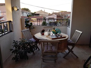 Outdoor dining - Wonderful house at the heart of Provence 1km to beach with terrace and parking (Fos-Sur-Mer)