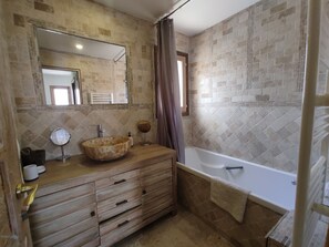 Regadera, secadora de cabello, bidet, toallas 