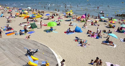 Wonderful house at the heart of Provence 1km to beach with terrace and parking