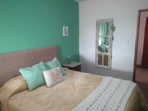 Quarto design, vista para a montanha (Verde) | 3 quartos, cortinas blackout, Wi-Fi de cortesia, roupa de cama