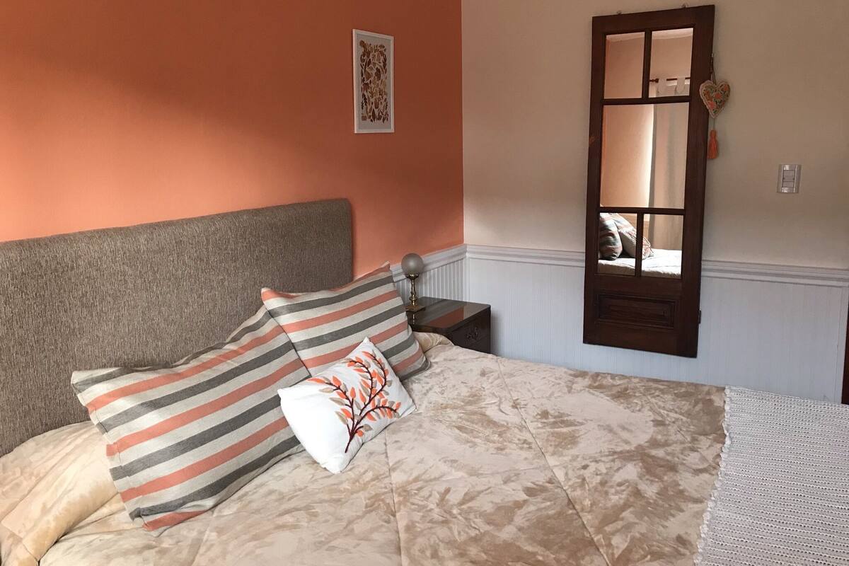 Double Room (Naranja) | 3 bedrooms, blackout drapes, WiFi (free), bed sheets