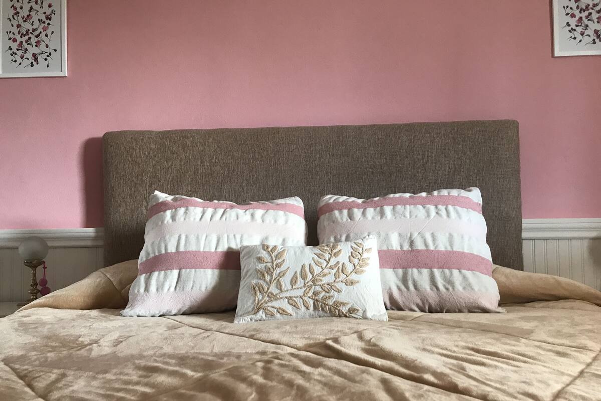 Design Room, Mountain View (Rosa) | 3 bedrooms, blackout drapes, WiFi (free), bed sheets
