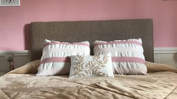 Design Room, Mountain View (Rosa) | 3 bedrooms, blackout drapes, free WiFi, bed sheets