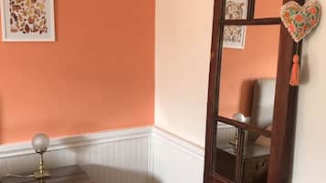 Double Room (Naranja) | 3 bedrooms, blackout drapes, free WiFi, bed sheets