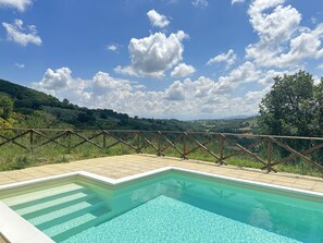 Outdoor pool, an infinity pool - HILLTOP VILLA PRIVATE POOL AMAZING LOCATION (Gualdo Cattaneo (Perugia))