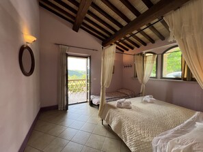 6 bedrooms, iron/ironing board, free WiFi, bed sheets - HILLTOP VILLA PRIVATE POOL AMAZING LOCATION (Gualdo Cattaneo (Perugia))