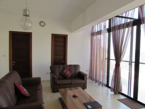 TV, DVD player, books - Spacious Penthouse in Marsascala with views from Two Terraces (Marsaskala)