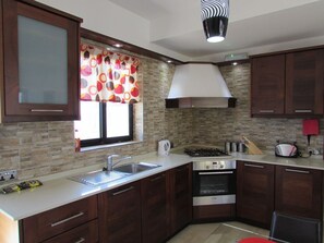 Fridge, microwave, oven, stovetop - Spacious Penthouse in Marsascala with views from Two Terraces (Marsaskala)