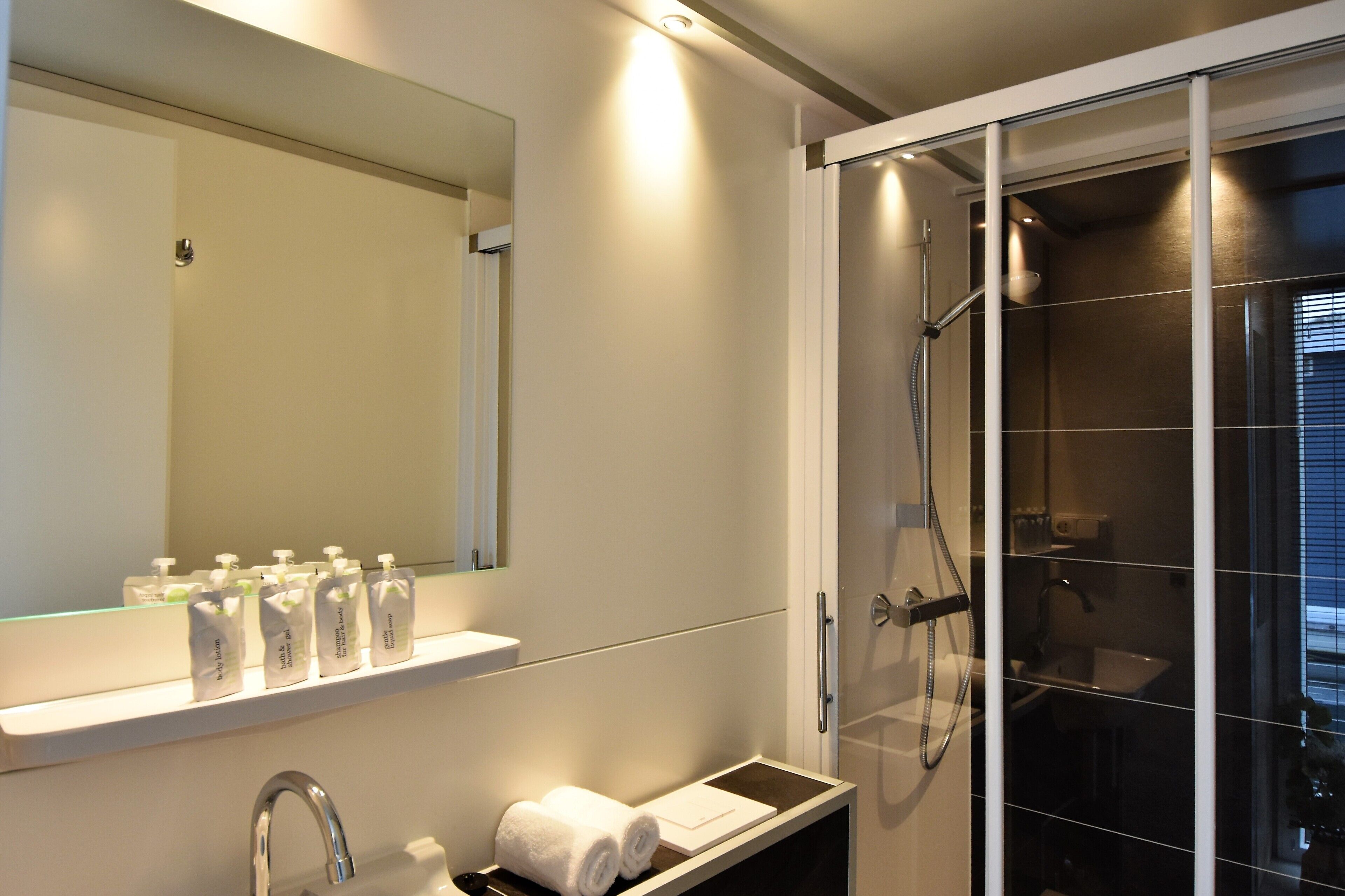 Douche, sèche-cheveux, serviettes fournies, savon
