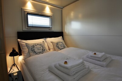 Cozy floating boat lodge "Het Vrijthof". Max 4 persons, 2 bedrooms.