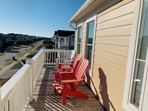 Property grounds - Discover beachfront bliss at Old Man & The Sea, a spacious 5-bedroom retreat in Holden Beach. (Holden Beach)