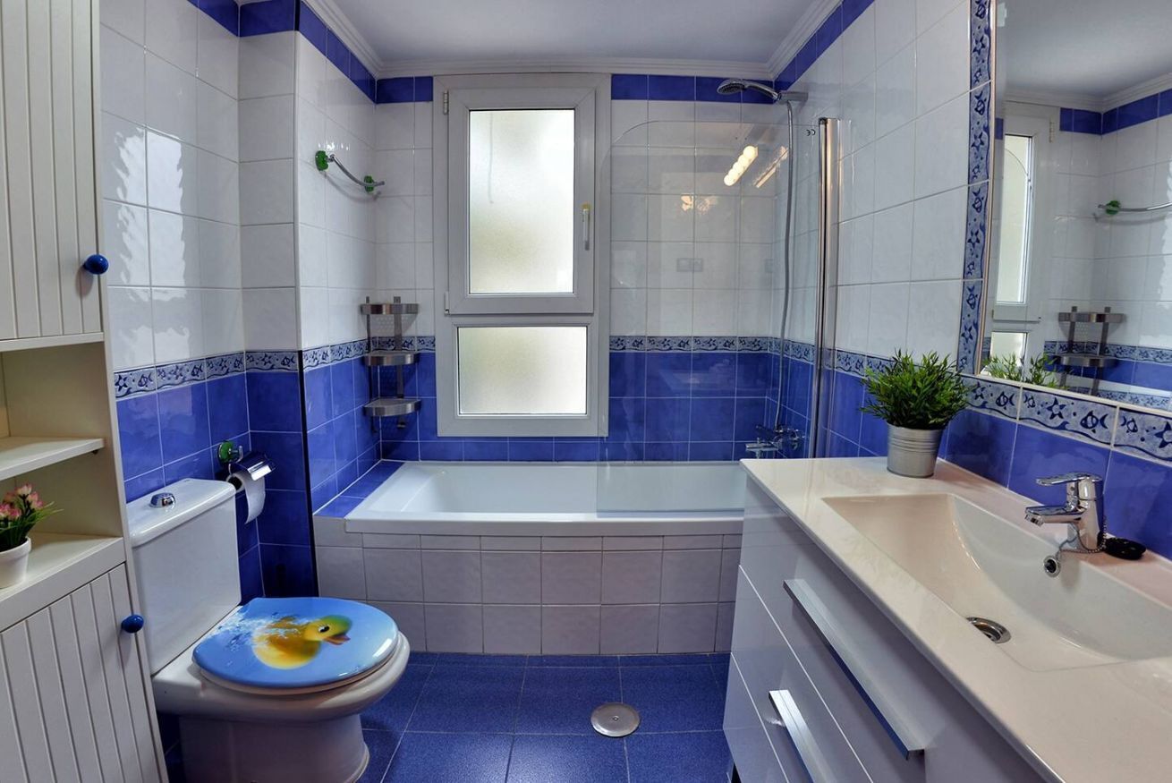 Een bad/douchecombinatie, een haardroger, een bidet, handdoeken