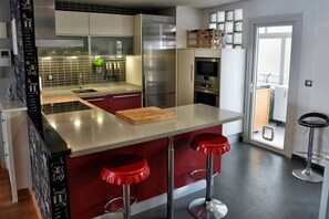 Réfrigérateur, micro-ondes, four, plaque de cuisson