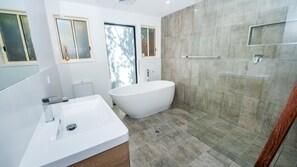Combined shower/bathtub - Nelson Bay Ocean Jewel (Nelson Bay)