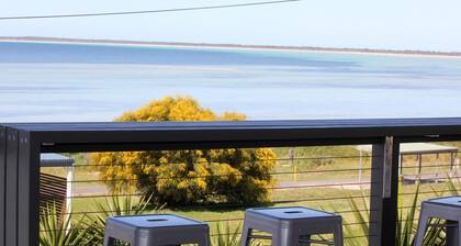 Cheers - Sea views Free Wifi On the Esplanade