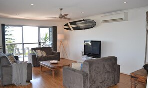 TV, DVD player - Cheers   -   Sea views    Free Wifi    On the Esplanade (Point Turton)